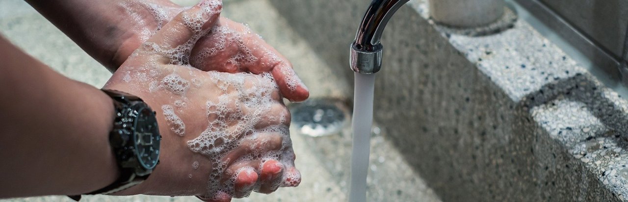 Hände beim Händewaschen über einem Waschbecken