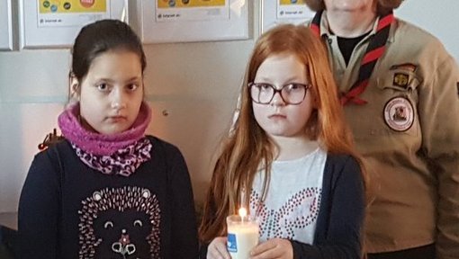 Pfadfinder, Schulleiterin, Kinder, eines hält das Friedenslicht