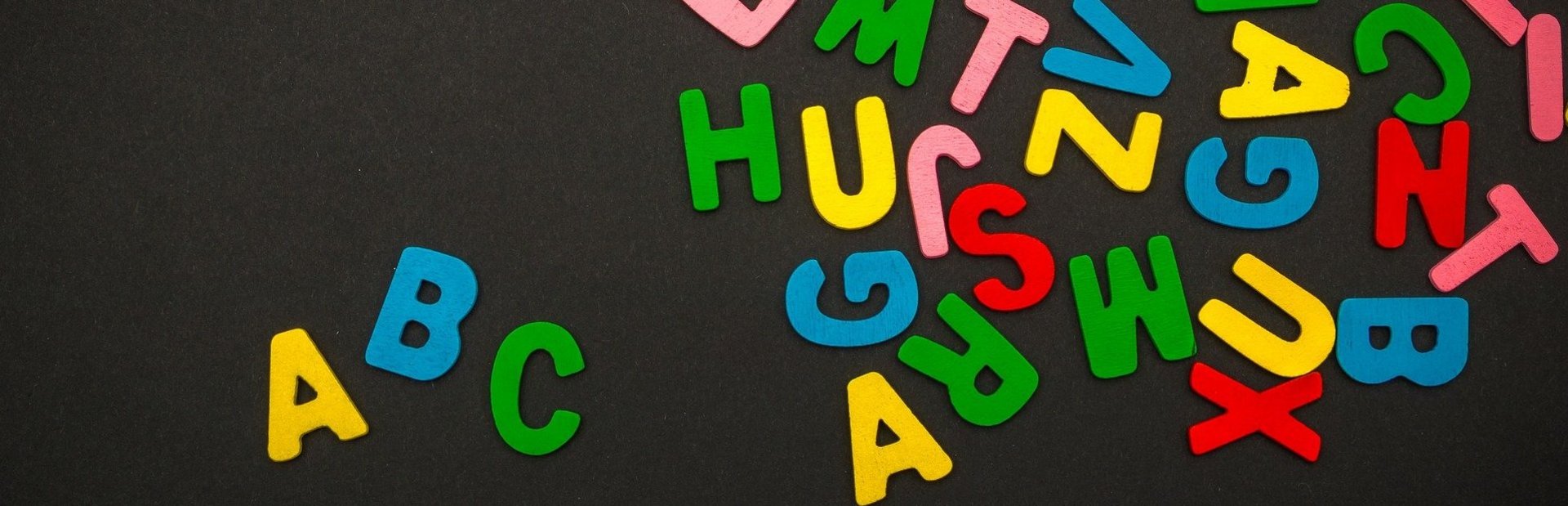 Bunte Buchstaben auf schwarzem Hintergrund