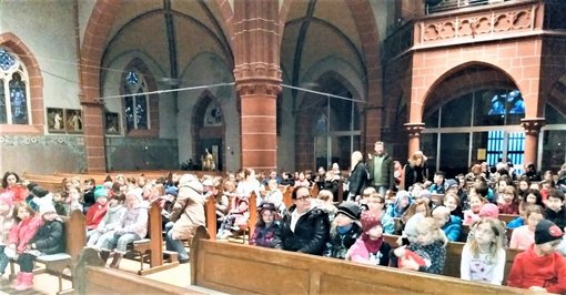 Menschen sitzen in einer Kirche