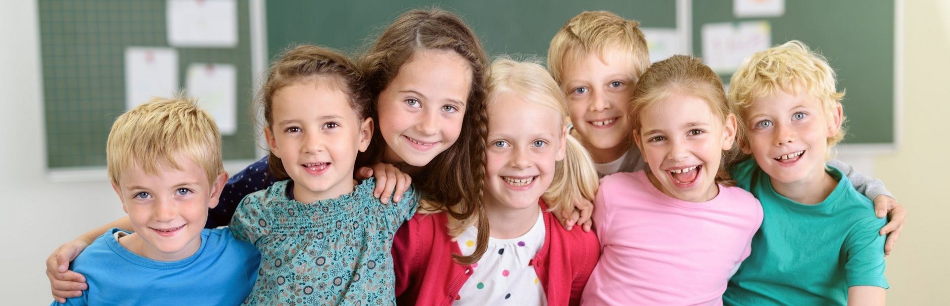 kinder haben spa in der schule Gruppenbild mit Grundschulkindern