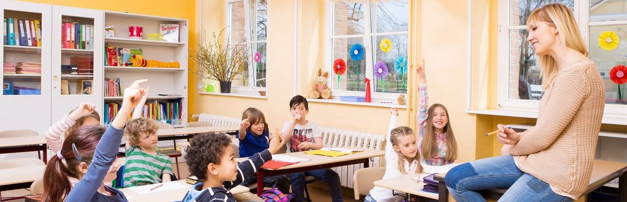Klassenzimmer mit Kindern und einer Lehrerin