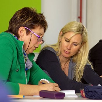 Vier Frauen sitzen zusammen und besprechen etwas