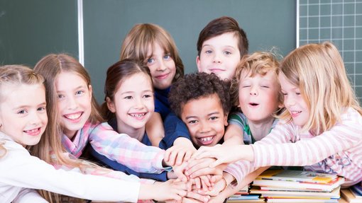 Hnde aufeinander Freude in der Schule Kinder halten ihre Hände in die Mitte