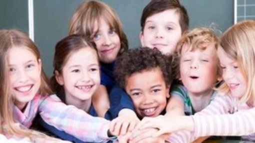 Viele Kinder die sich die Hände halten