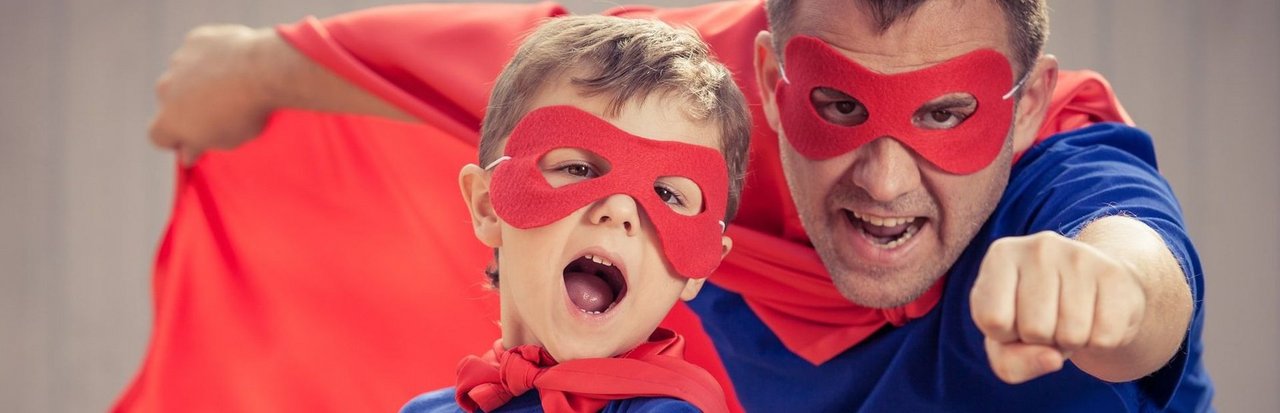 Vater und Sohn als Superhelden verkleidet
