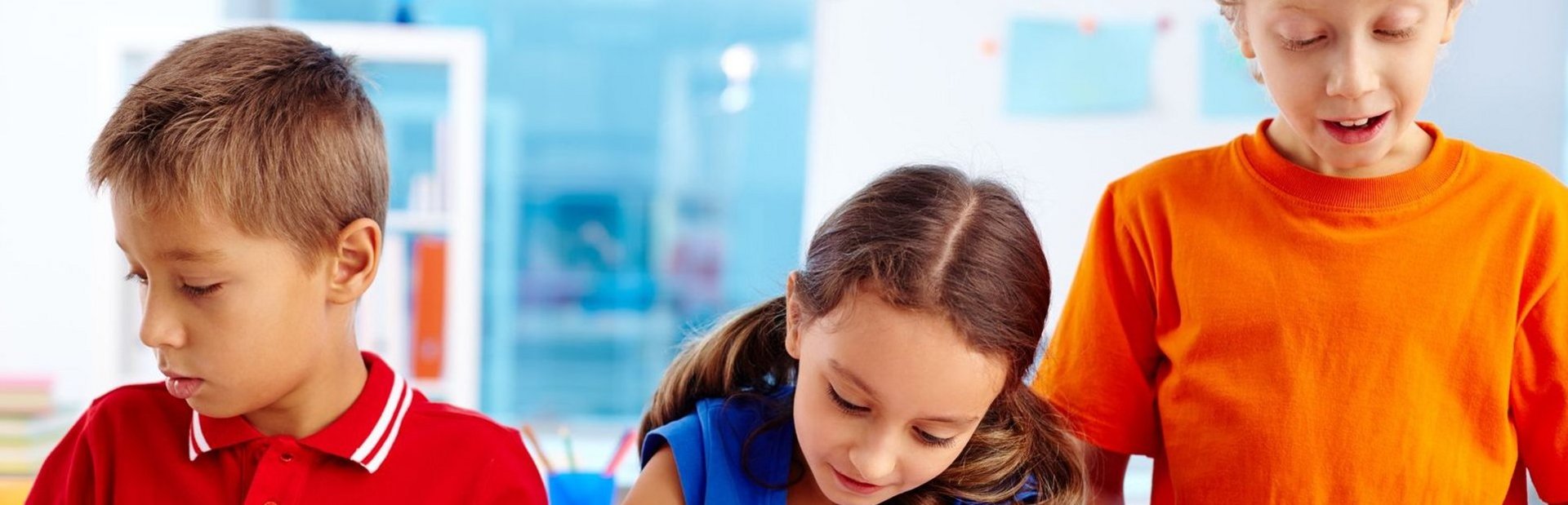 Drei Kinder beim malen