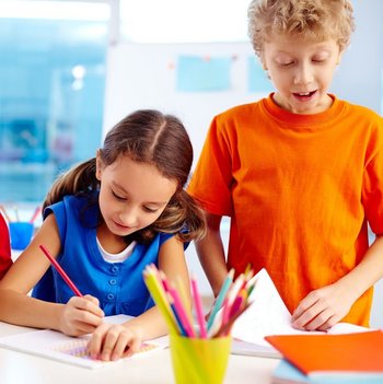 Drei Kinder beim malen